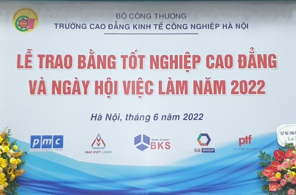 Trường Cao đẳng Kinh tế Công nghiệp Hà Nội tổ chức  Lễ trao bằng tốt nghiệp và ngày hội việc làm năm 2022