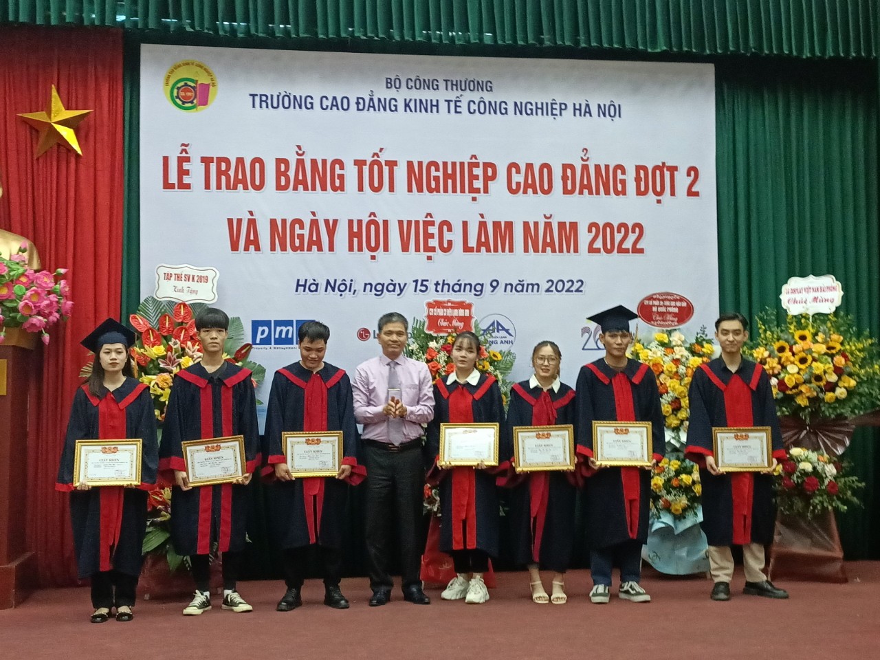 Tiến sĩ Đồng Trung Chính - Hiệu trưởng nhà trường lên trao danh hiệu sinh viên xuất sắc trong 3 năm học làm động lực cho các em bước vào hành trình mới. 