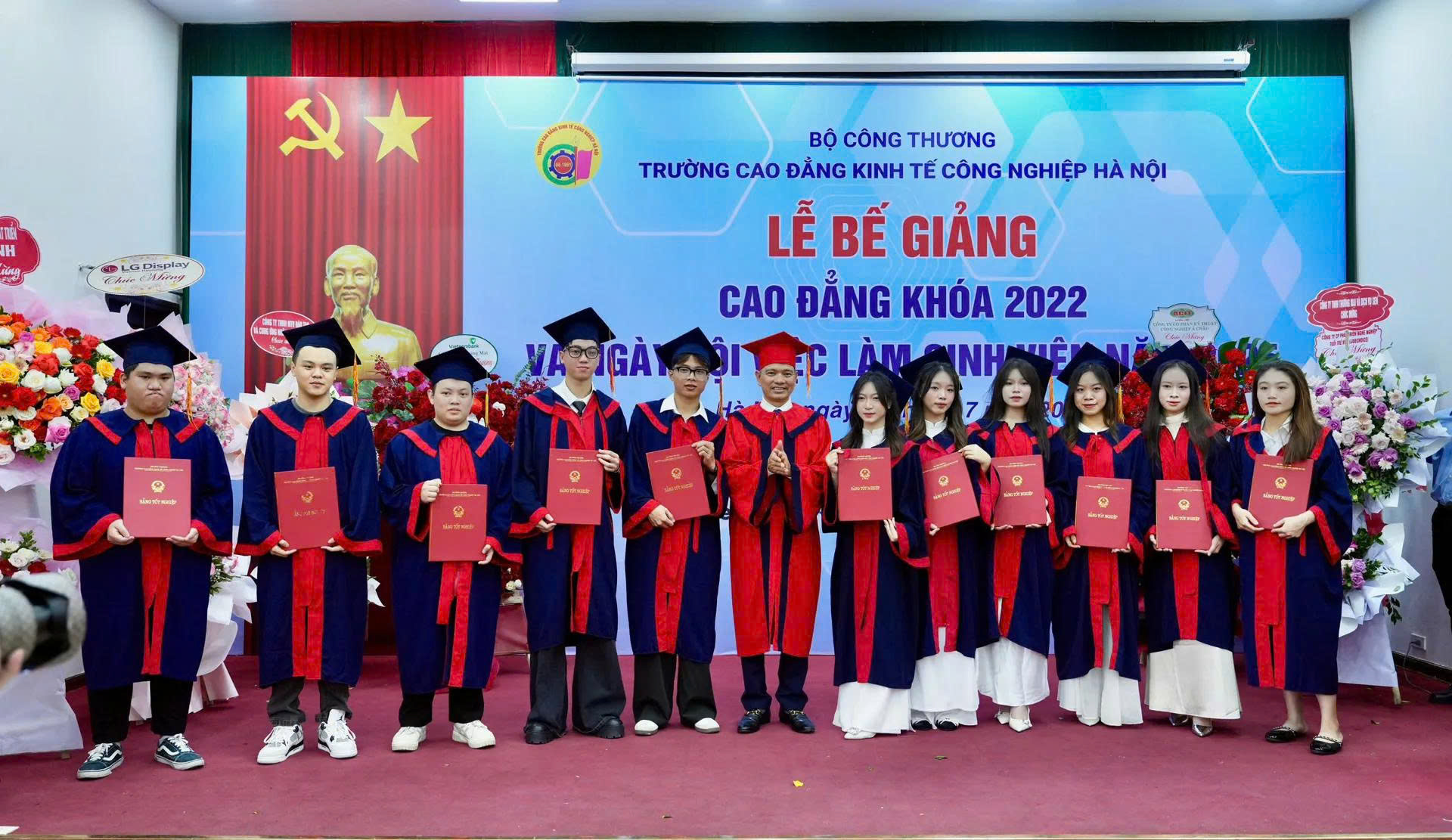 Lễ bế giảng và Ngày hội việc làm năm 2025: Dấu ấn từ mô hình đào tạo gắn kết thực tiễn